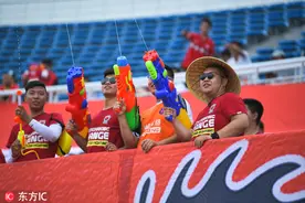 大热天了怎么办？长春亚泰VS上海上港 看台球迷玩水枪消暑图片