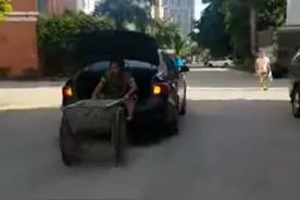 福州一轿车后备箱载人还拉车 交警：涉三项违法图片