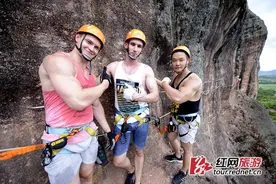 平江石牛寨：中俄大力士挑战悬崖“飞拉达”图片