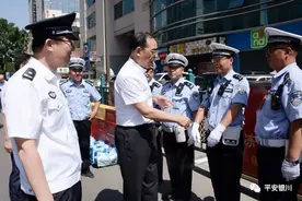 振奋｜区市领导亲切慰问高温下执勤民警图片