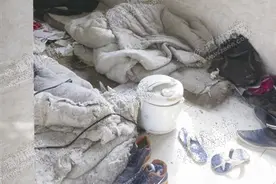 他“蜗居”公厕隔间 靠偷来的衣服被褥电饭煲度日图片