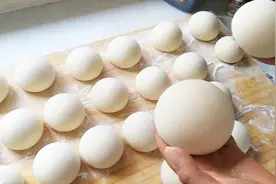 农村妹子自制白面大馒头，香喷喷的大馒头好看又好吃，买不到的美味