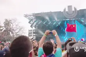 欧美最新DJ现场气氛火爆，歌迷高举国旗，五星红旗最明显！