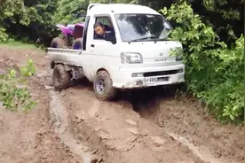 日本大发生产的微型小卡车太牛了，45度坡随意上去无压力视频封面