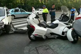 一台“倒三轮”撞上两台车，价值30多万的庞巴迪也难逃全责图片