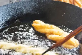 炸油条用油反复使用可产生强致癌物，切忌少吃不安全油条视频封面