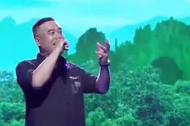 演员王建新登台讲述两次死里逃生，台上一首《中国功夫》沸腾全场