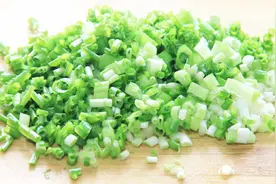 小葱又细又长不好切，教你一个小妙招，简单快速切出小葱花