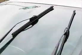 揭秘无骨雨刷器和有骨雨刷器的区别，你可能不知道这点！视频封面