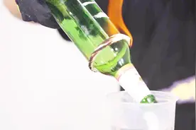 白水加酒精将酒瓶分成两半 是如何做到的？