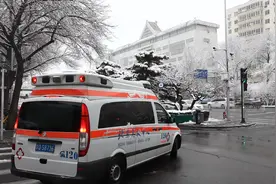 山区九旬老人突发疾病，北京120出动全地形越野救护车。