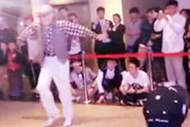 70岁还跳街舞的大爷，碉堡了！大爷你这样虐小伙子们真的好吗视频封面