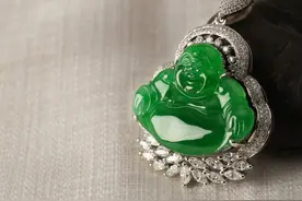 玉中极品：玻璃种翡翠玉佛谁敢比？图片