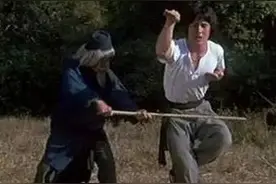 他是成龙的师父，甄子丹管他叫师祖，子女也都非常厉害，80后的图片