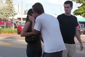 好好走在 路上，忽然来了一个屌丝男对你强吻，你会怎么做？视频封面