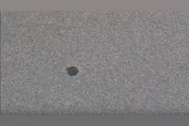 看到沙滩上有一个小孔，有经验的渔民就知道是什么了!图片