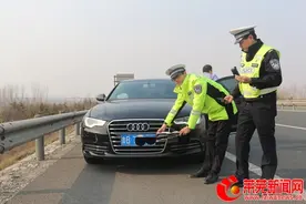 “VIP”车高速公路任性跑 民警处罚不含糊图片
