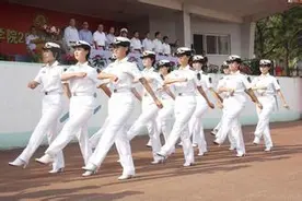 一身白色军装的海军女兵图片