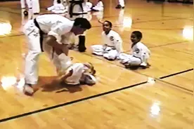 小萝莉学跆拳道，遭大学员“欺负”，接下来一幕让人暖化了！图片