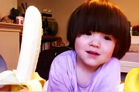 爸爸拿着个香蕉，宝宝急着想吃，接下来一幕让爸爸超傻眼！图片