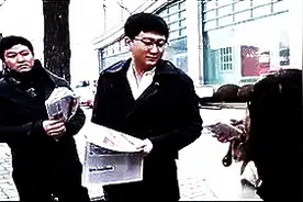 美女拉链没拉，好心提醒反被骂，笑死！图片