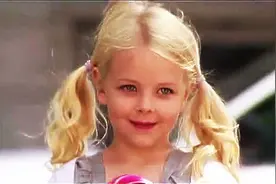 这么可爱的孩子当妈的丢下不管，路人正疑惑呢，接下来让他更傻眼图片