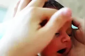 可爱的宝贝打喷嚏 萌死人了