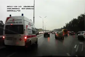 救护车紧急出警，轿车司机偏偏不让道，救护车司机还以颜色！图片