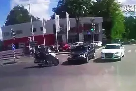视频: 摩托撞汽车，车手滑下车顶完美落地！图片