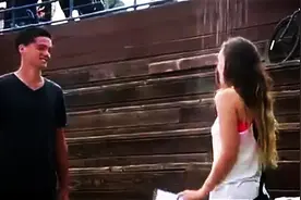 街头恶搞雨中浪漫热吻图片