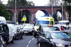 英国救护车出警，一响警笛，全部让道！图片