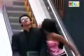 歪果仁恶搞篇：女生强吻男人图片