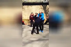 大爷和外国大叔斗广场舞，大爷完胜！大爷：摇起来图片