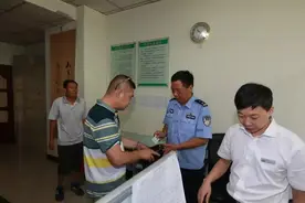 钱！2万元！现金！甘肃游客丢了！云台山司机捡了！图片