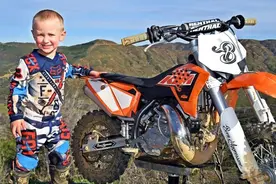 摩托车越野赛明日之星：美国加州4岁萌娃车技惊人图片