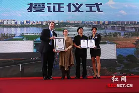 李自健美术馆认证为全球最大的艺术家个人美术馆图片