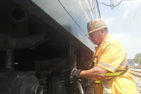 济宁兖州火车站：酷暑中的铁路上水工图片