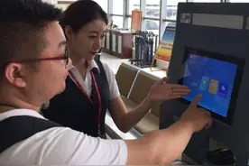 龙口农商行引入“智能钱柜” 市民可自助存取多面值钞票图片