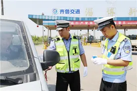 高温下，他们守护着滨莱高速平安图片