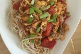 西红柿炒鸡蛋凉拌面图片