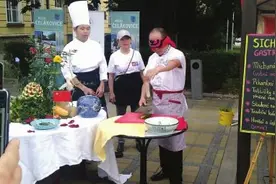 蒙着眼睛切黄瓜 南充厨师捷克秀绝活图片