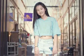 萌娃变少女！黄磊女儿多多时尚可爱大方摆pose图片