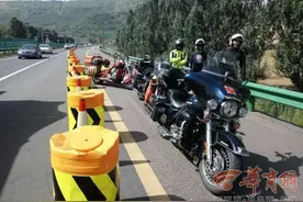 危险！3进藏男子骑摩托上高速路 咸阳交警劝离图片