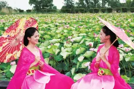 孪生姐妹摘“荷花仙子”桂冠图片