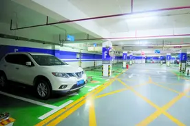 地下车库禁停临时车辆引争议，物业表示根据实际情况再作调整图片