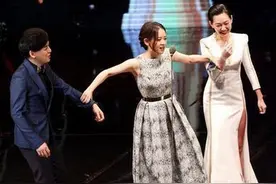 分手情侣再相见 最后一对的眼神感慨万千图片