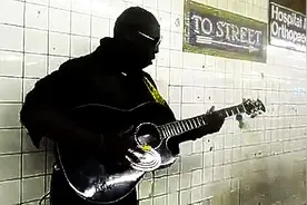 这位卖唱的黑人大哥硬是用木吉他弹出来电吉他的效果，看完给跪了图片