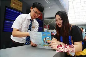 郑州东站发售“火车一卡通” 坐火车不用购票啦！图片
