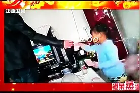 爸爸让女儿哭一下给一百块钱，女儿很高兴，妈妈的出现直接蒙了！图片