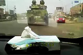 偶遇装甲车队游街，那兵哥哥不停地转头看我啊!图片